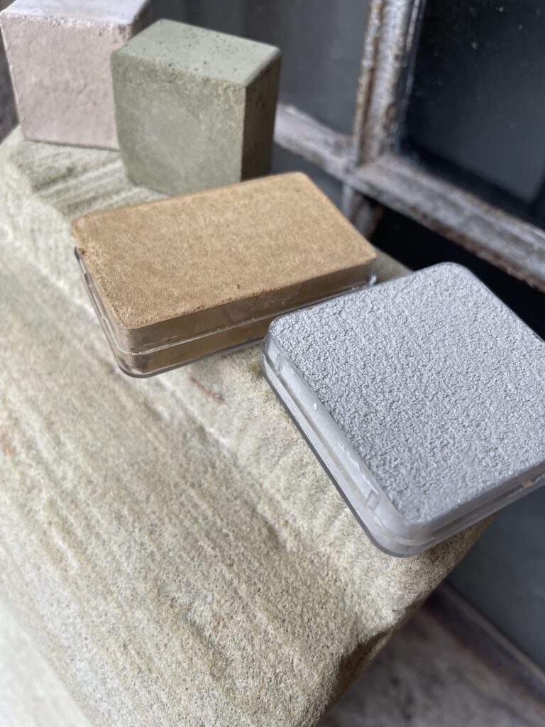 Verschiedene Formen auf Steinuntergrund